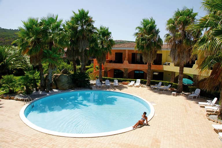 Zwembad van Palau Green Village in Palau, Sardinië, Italië