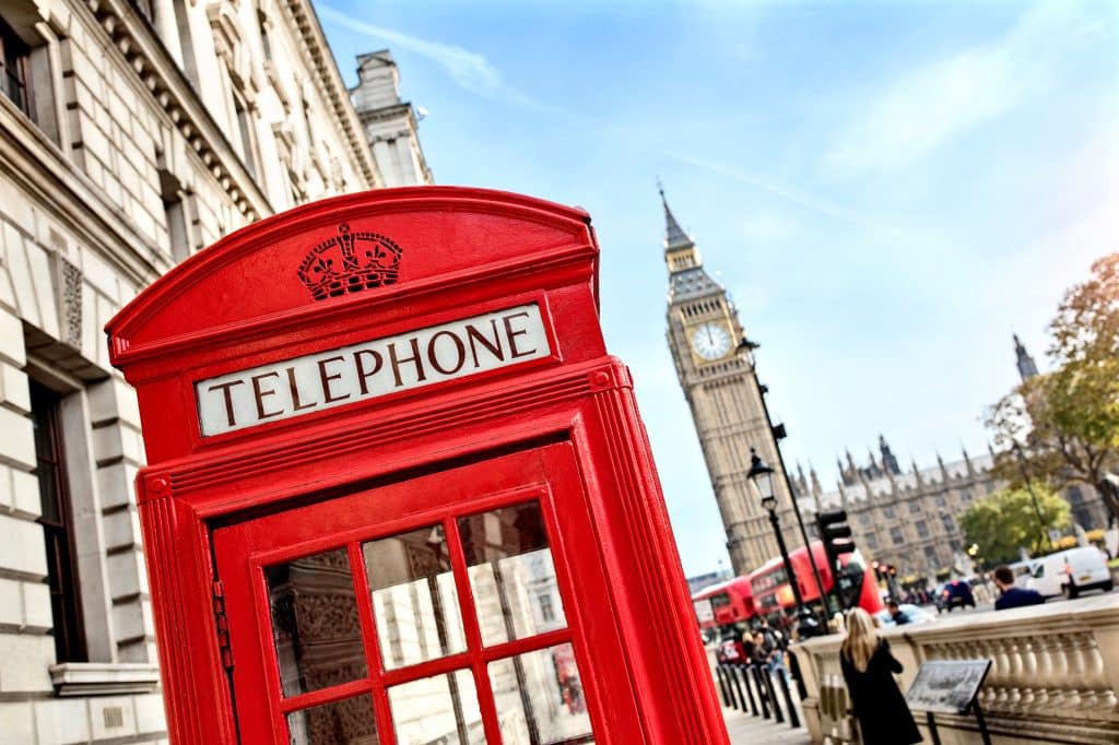 bekende rode telefooncel en big ben op de achtergrond in londen engeland Bekende rode telefooncel en Big Ben op de achtergrond in Londen, Engeland