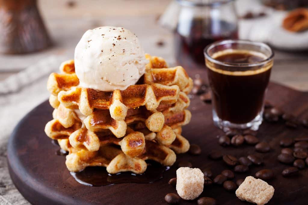 belgische wafels met ijs en koffie Belgische wafels met ijs en koffie