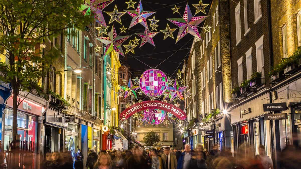 Carnaby Street met kerstverlichting in Londen, Engeland