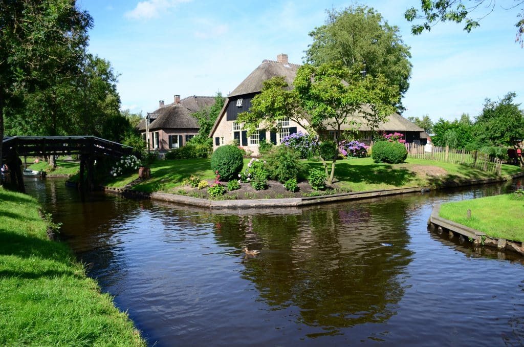 huis kanaal giethoorn overijssel Traditioneel huis aan het kanaal in Giethoorn, Overijssel