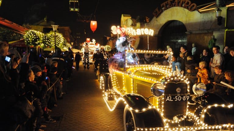 lichtjesparade zwembad van attractiepark slagharen Lichtjesparade van Attractie en Vakantiepark Slagharen