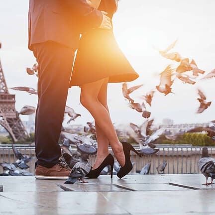 Man en vrouw romantisch voor de Eiffeltoren in Parijs, Frankrijk