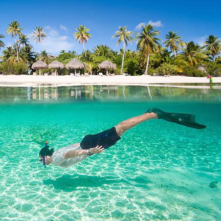 Man aan het snorkelen bij het eiland Bora Bora