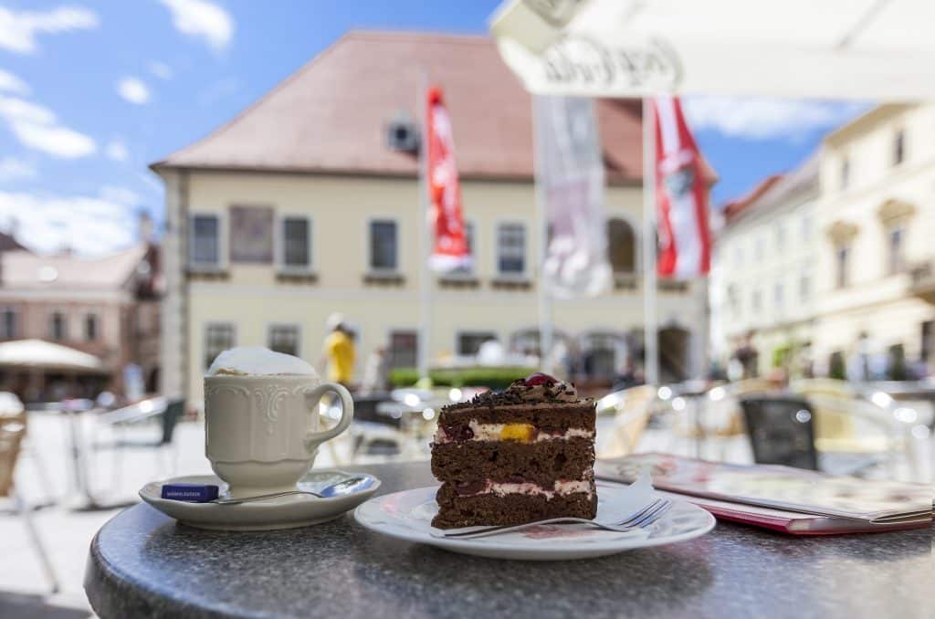 schwarzwalder kirsch taart op een terras in wenen oostenrijk Schwarzwalder Kirsch taart op een terras in Wenen, Oostenrijk