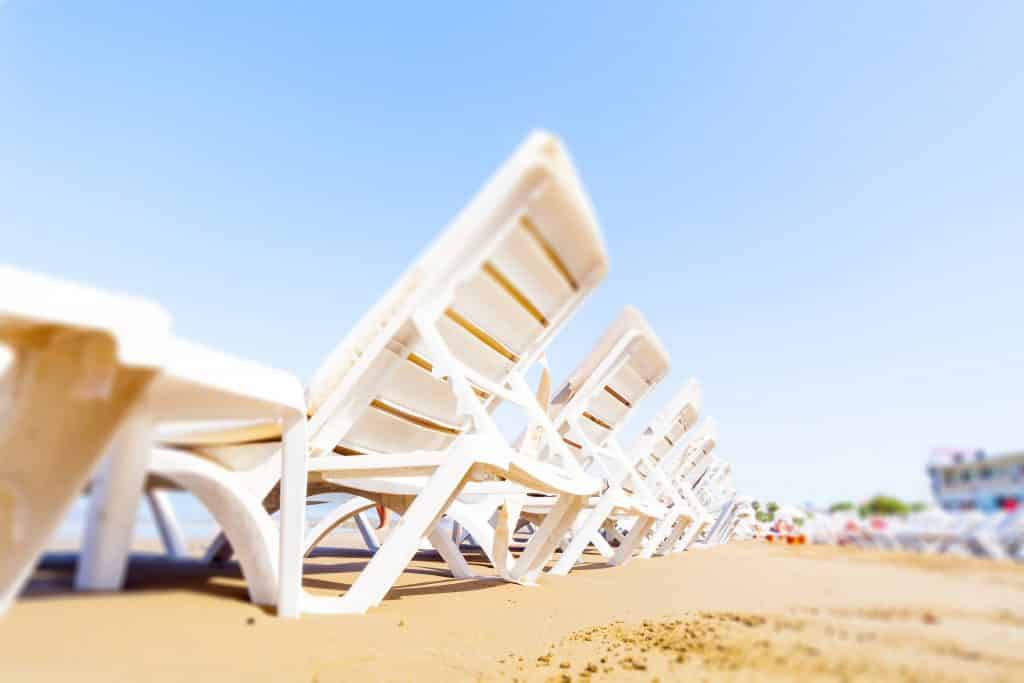 Strandstoelen op het strand