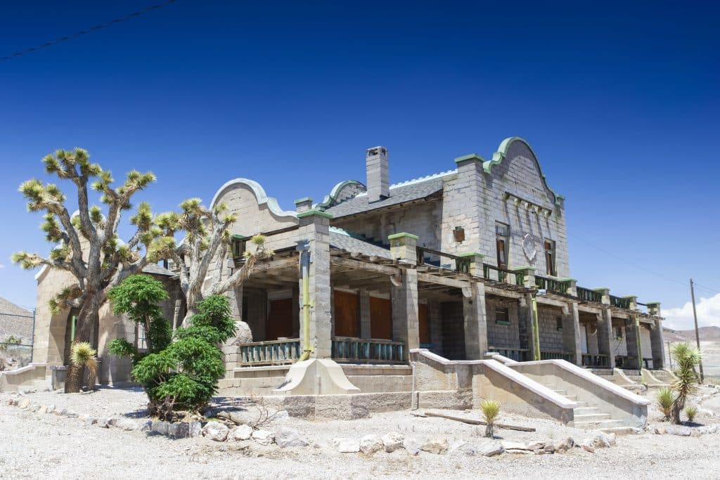 verlaten trainstation rhyolite death valley nevada amerika Verlaten treinstation in Rhyolite, Death Valley, Nevada, Amerika