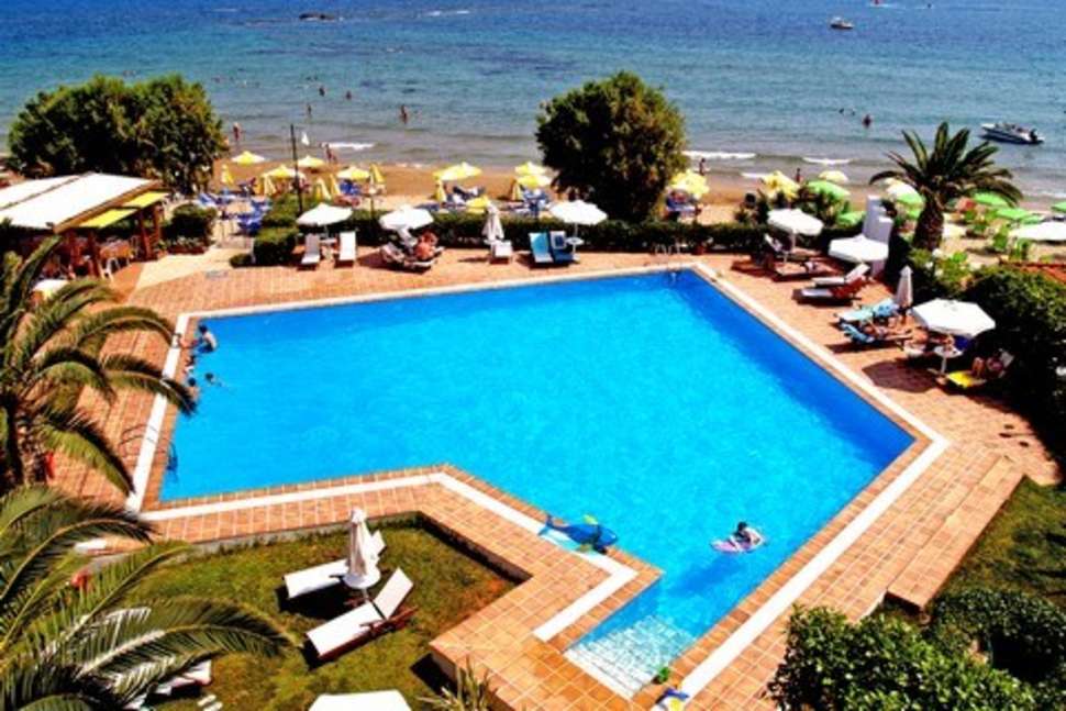 zwembad vasia hotels zephyros beach boutique in stalis kreta Zwembad van Vasia Hotels Zephyros Beach Boutique in Stalís, Kreta