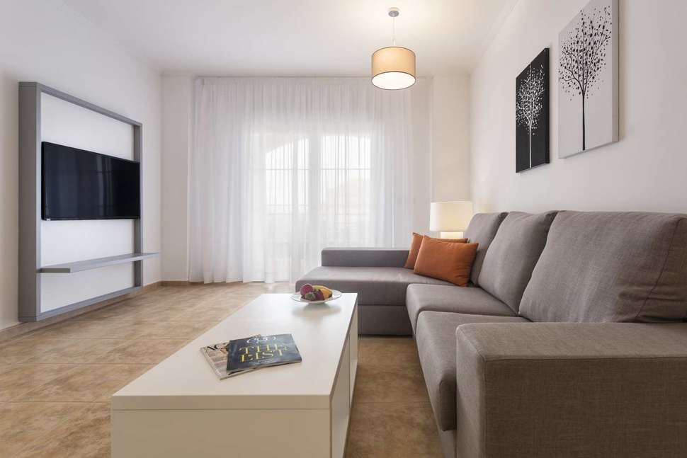 appartement marble ama andalucia in islantilla costa de la luz spanje Woonkamer van appartement van Marble Ama Andalucia in Islantilla, Costa de la Luz, Spanje