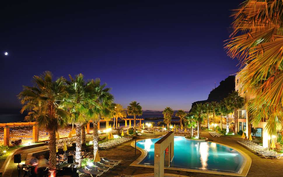 avond zwembad hotel calheta beach in calheta madeira Avond bij het zwembad van Hotel Calheta Beach in Calheta, Madeira