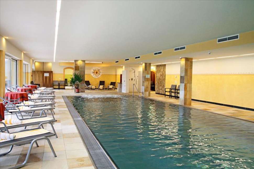 binnenbad harmony hotel harfenwirt in niederau tirol oostenrijk Binnenbad van Harmony Hotel Harfenwirt in Niederau, Tirol, Oostenrijk