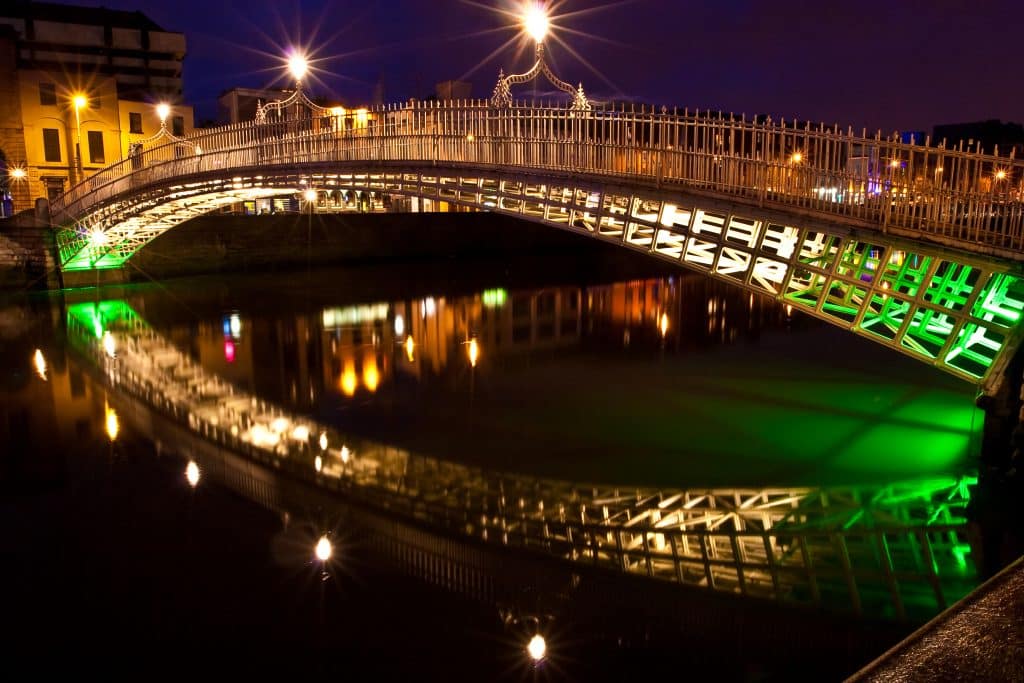 hapenny bridge in dublin ierland Ha’penny Bridge in Dublin, Ierland