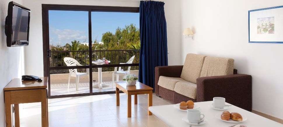 Woonkamer van appartement van Blue Sea Costa Teguise Gardens in Costa Teguise, Lanzarote