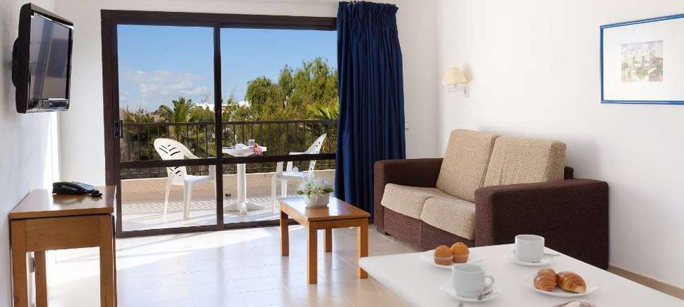 hotelkamer blue sea costa teguise gardens in costa teguise lanzarote Woonkamer van appartement van Blue Sea Costa Teguise Gardens in Costa Teguise, Lanzarote