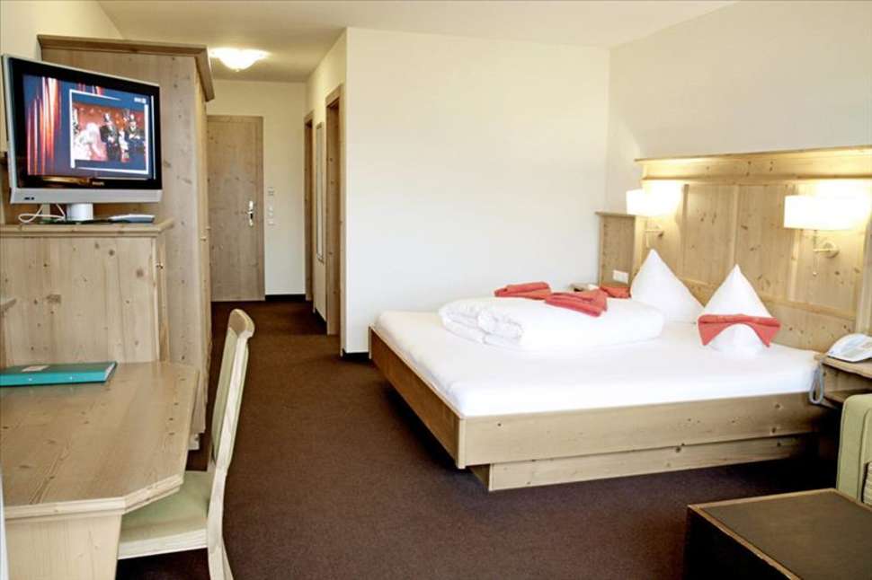 hotelkamer harmony hotel harfenwirt in niederau tirol oostenrijk Hotelkamer van Harmony Hotel Harfenwirt in Niederau, Tirol, Oostenrijk