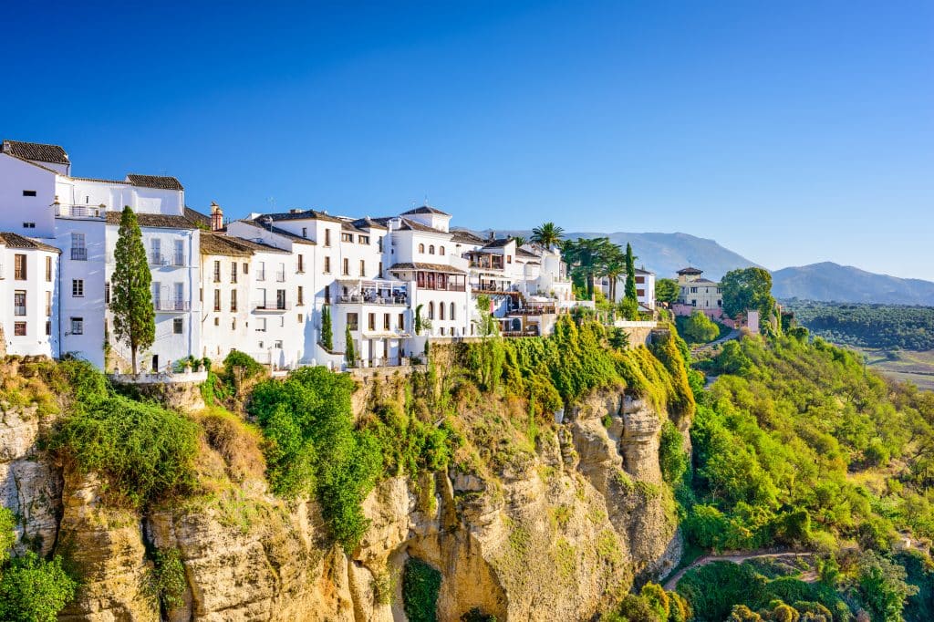 Huizen op een rots in Ronda, Andalusië, Spanje
