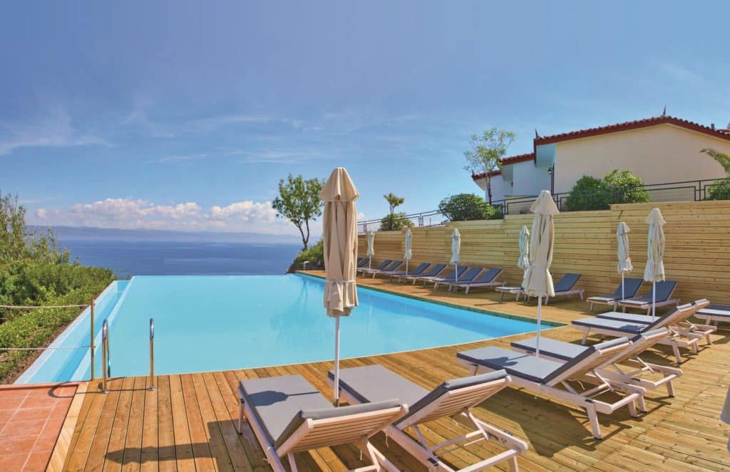 infinity pool belvedere hotel lesbos in molyvos lesbos Infinity pool van Belvedere Hotel Lesbos in Molyvos, Lesbos