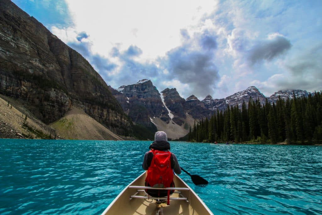 kanoer op moraine lake in canada Kanoër op Moraine Lake in Canada