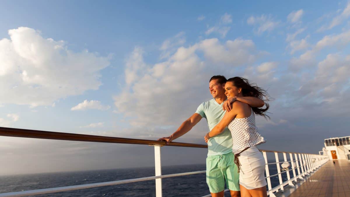 Man en vrouw op het dek van een cruiseschip
