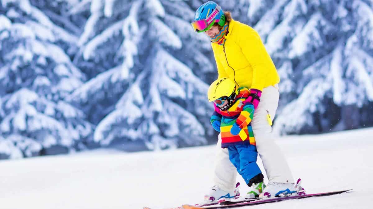 Moeder leert kind skiën