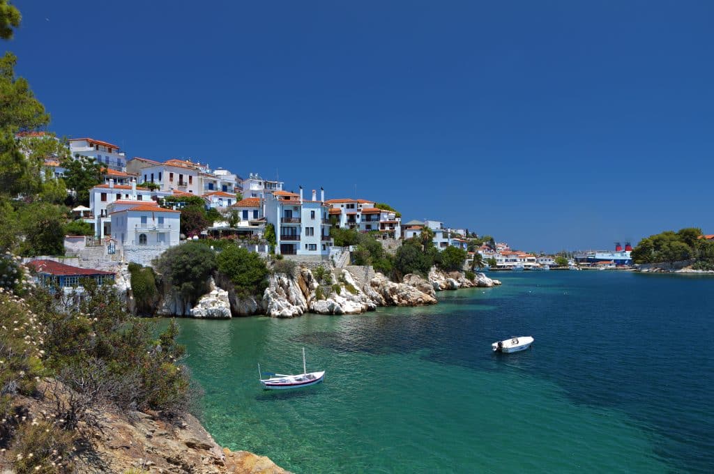 rotsen aan zee op skiathos griekenland Rotsen aan zee op Skiathos, Griekenland