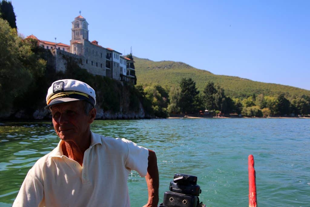 schipper op een bootje bij het sveti naum klooster bij ohrid macedonie Schipper op een bootje bij het Sveti Naum klooster bij Ohrid, Macedonië