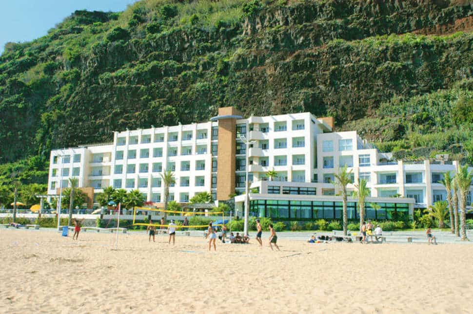 Strand van Hotel Calheta Beach in Calheta, Madeira