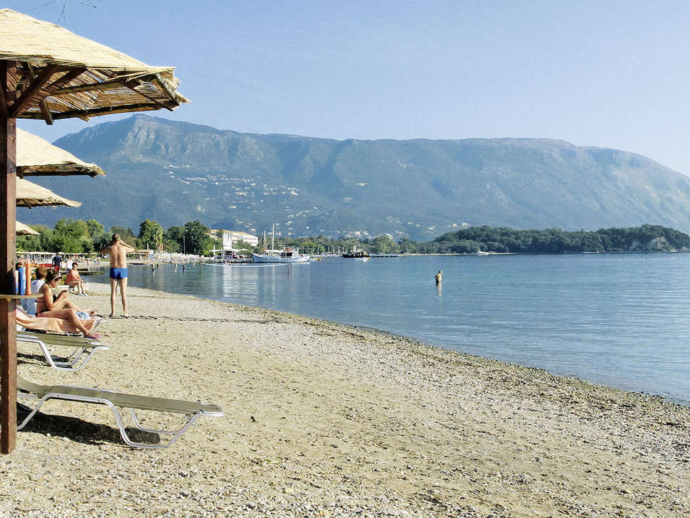 strand hotel magna graecia in dassia corfu Strand bij Hotel Magna Graecia in Dassia, Corfu
