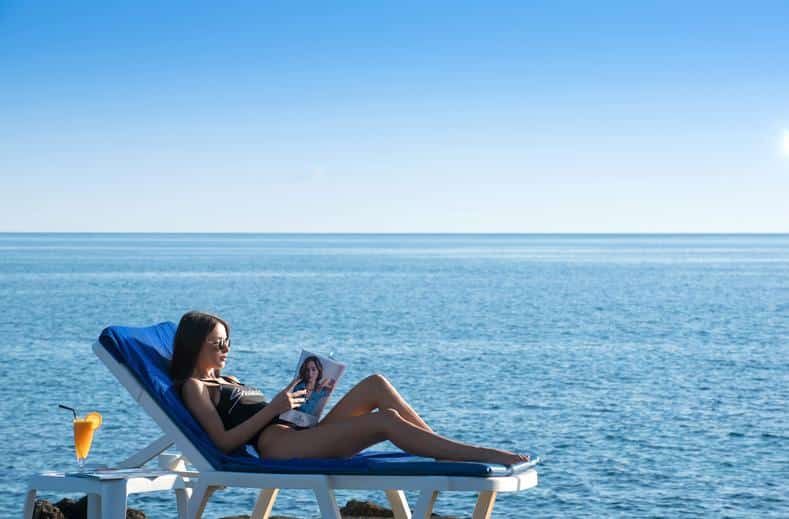 strand silva beach resort in chersonissos kreta Vrouw ligt op het strand van Silva Beach Resort in Chersonissos, Kreta