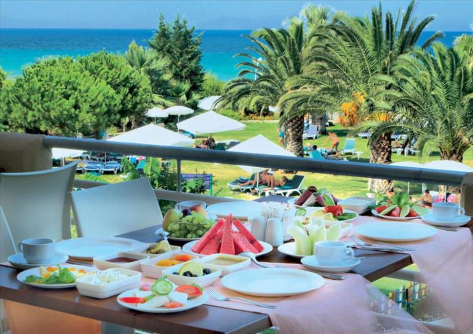Terras van Hotel Ephesia in Kusadasi, Turkije