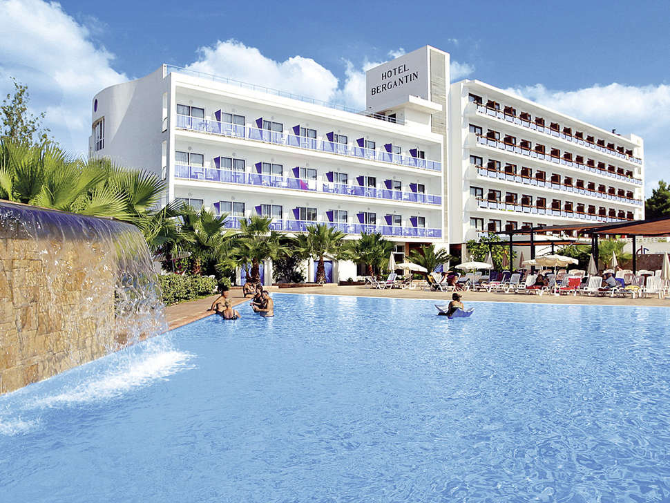 waterval zwembad azuline bergantin in san antonio ibiza Waterval en zwembad van Azuline Bergantin in San Antonio, Ibiza