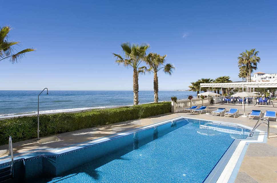 Zwembad van Hotel Perla Marina in Nerja, Costa del Sol, Spanje