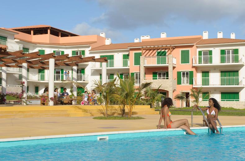 zwembad huisjes vila verde resort in santa maria sal kaapverdie Zwembad en huisjes van Vila Verde Resort in Santa Maria, Sal, Kaapverdië