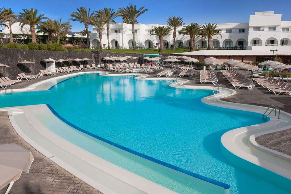 zwembad ligbedden hotel ole olivina lanzarote in puerto del carmen lanzarote Zwembad van Hotel Ole Olivina Lanzarote in Puerto del Carmen, Lanzarote