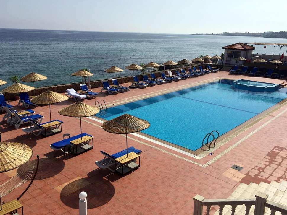 Zwembad van Manolya Hotel in Karavas, Cyprus