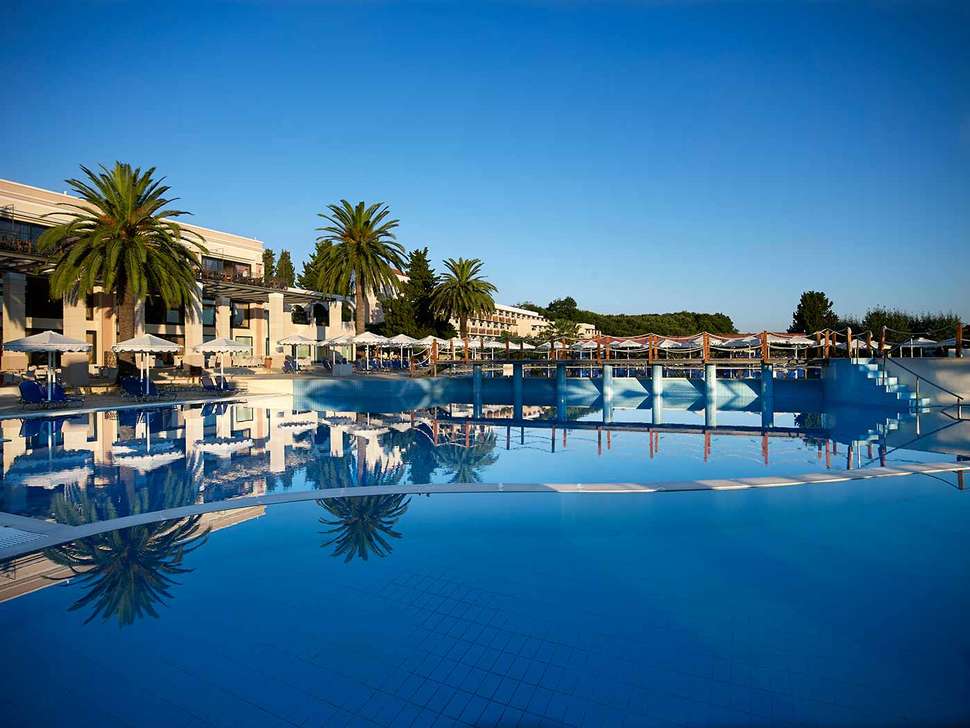 zwembad mitsis roda beach resort en spa in acharavi corfu Zwembad van Mitsis Roda Beach Resort & Spa in Acharavi, Corfu