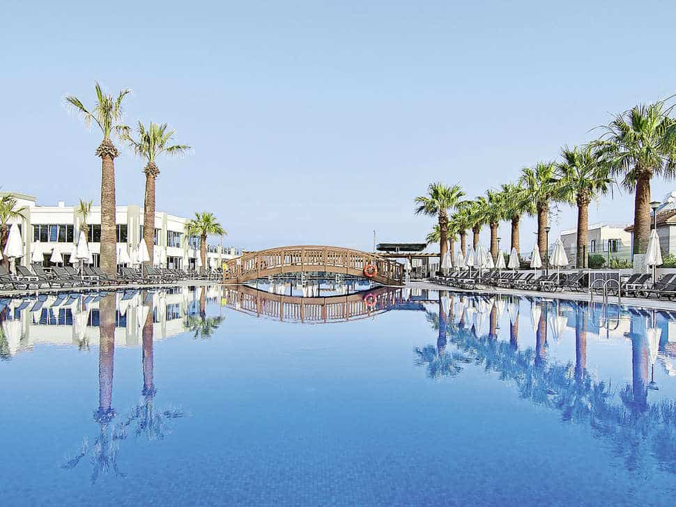 Zwembad van Palm Wings Beach Resort Kusadasi in Kusadasi, Turkije