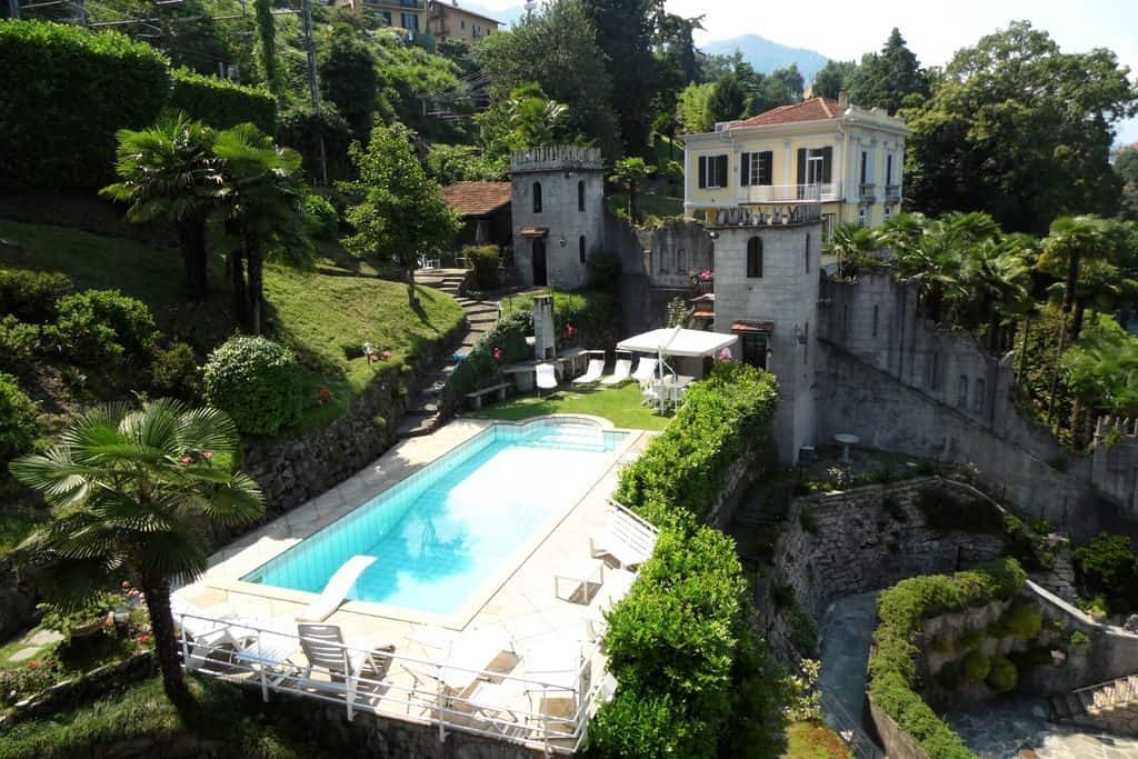 Zwembad van Villa Baveno aan het Lago Maggiore, Italië