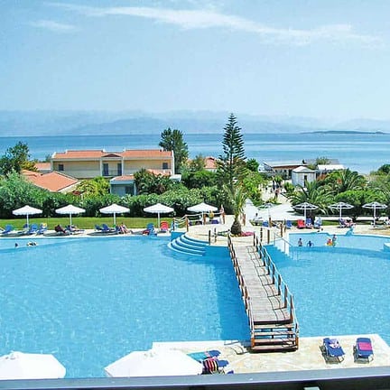 Zwembad met uitzicht op zee van Mitsis Roda Beach Resort & Spa in Acharavi, Corfu