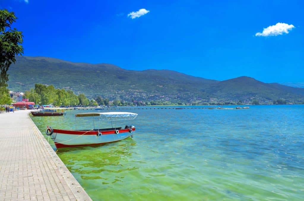 boot in het meer van ohrid macedonie Boot in het Meer van Ohrid, Macedonië