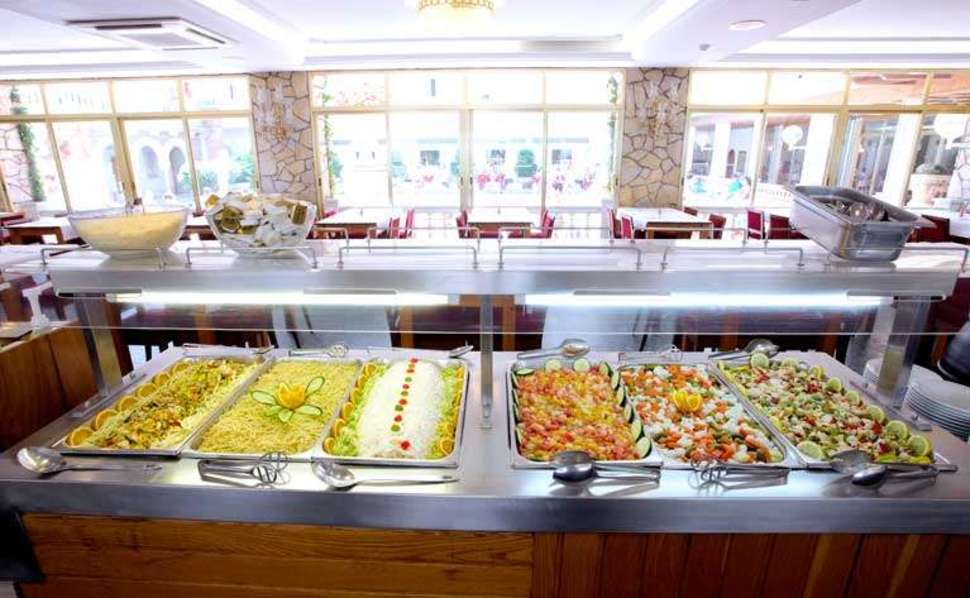 buffetrestaurant hotel sorra dor in malgrat de mar spanje Buffetrestaurant van Hotel Sorra d’Or in Malgrat de Mar, Spanje