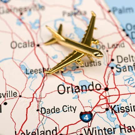 gouden vliegtuigje op een kaart van florida verenigde staten