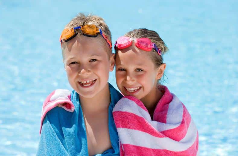 kinderen zwembad Twee kinderen bij een zwembad