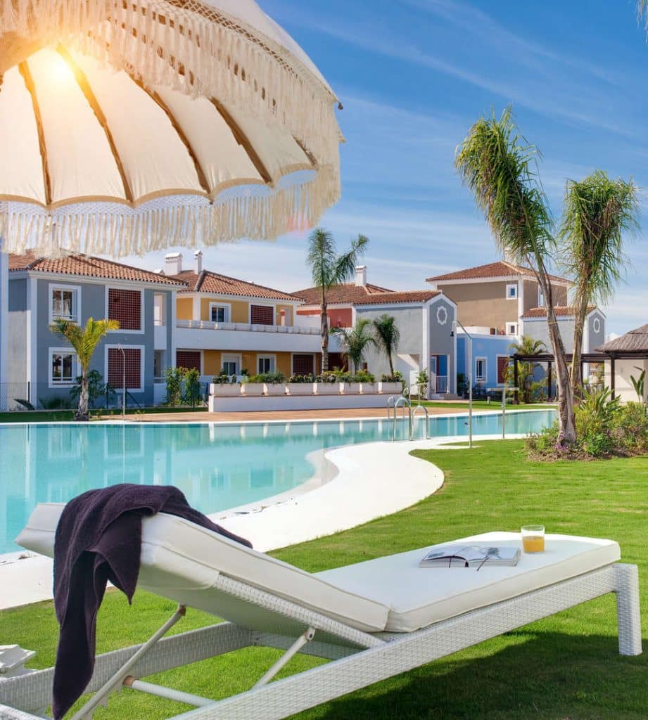 ligbed zwembad cortijo del mar resort in estepona costa del sol spanje Zwembad van Cortijo del Mar Resort in Estepona, Costa del Sol, Spanje