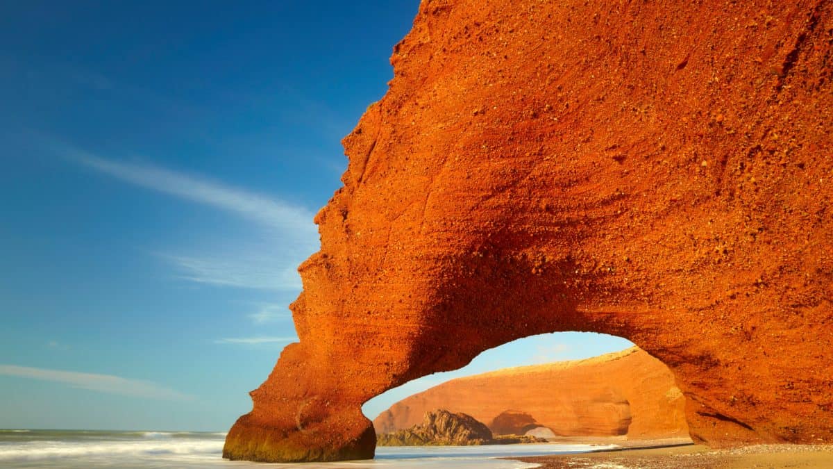 rode rots aan de kust van marokko
