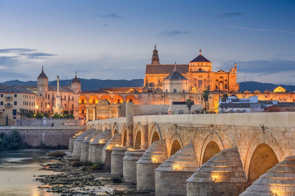 romeinse brug en kathedraal in cordoba spanje Romeinse brug en kathedraal in Cordoba, Spanje