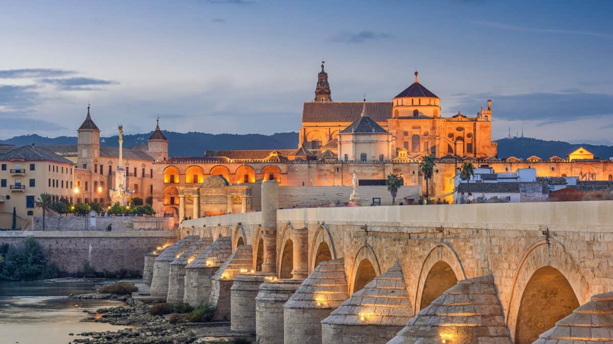 Romeinse brug en kathedraal in Cordoba, Spanje