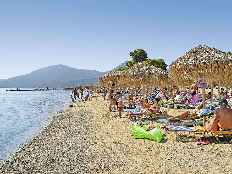 strand messonghi beach hotel in moraitika corfu Strand van Messonghi Beach Hotel in Moraitika, Corfu