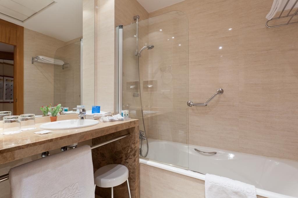 Badkamer hotel senator parque central valencia spanje Badkamer Hotel Senator Parque Central in Valencia, Spanje