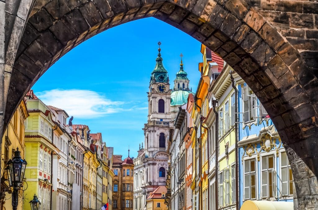 Oude stad praag vanuit de karelsbrug bekeken Oude stad van Praag bekeken vanaf de Karelsbrug
